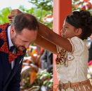 Kronprins Haakon får en blomsterkrans av Prinsesse Melenaite Tupoumoheofo Tu'ipelehake ved ankomsten. Foto: Karen Setten / NTB scanpix